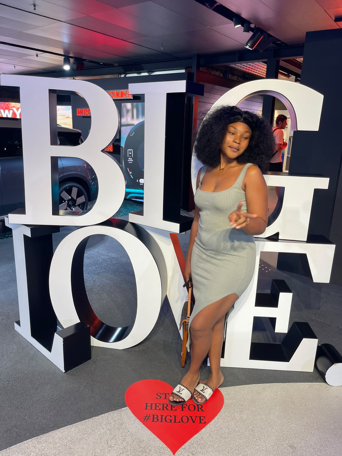 Magne Lysie MylÃ¨ne devant les lettres Big Love